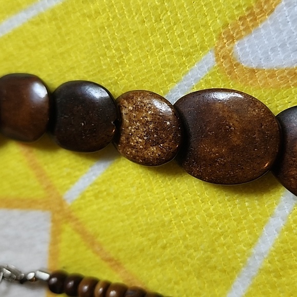 NWT- Beautiful Wooden Necklace and Dangle Earrings in Brown - Picture 11 of 11
